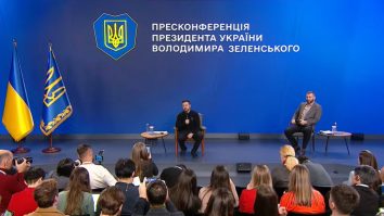 Zelenski ține o conferință de presă majoră, cu o zi înainte de împlinirea a 3 ani de război: „Sunt gata să părăsesc postul de Președinte dacă ar aduce pacea și aderarea Ucrainei la NATO”