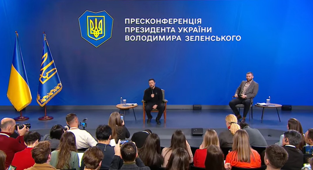 Zelenski ține o conferință de presă majoră, cu o zi înainte de împlinirea a 3 ani de război: „Sunt gata să părăsesc postul de Președinte dacă ar aduce pacea și aderarea Ucrainei la NATO”