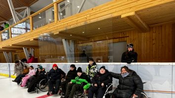 Caiac SMile aduce în premieră în România hocheiul adaptat la Cheile Grădiștei și include componenta educațională în programul de sporturi de iarnă pentru persoanele cu dizabilități