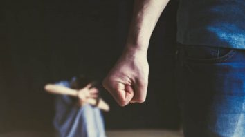 Relațiile tinerilor nu sunt doar lapte și miere. 52% dintre fete recunosc că au fost abuzate emoțional