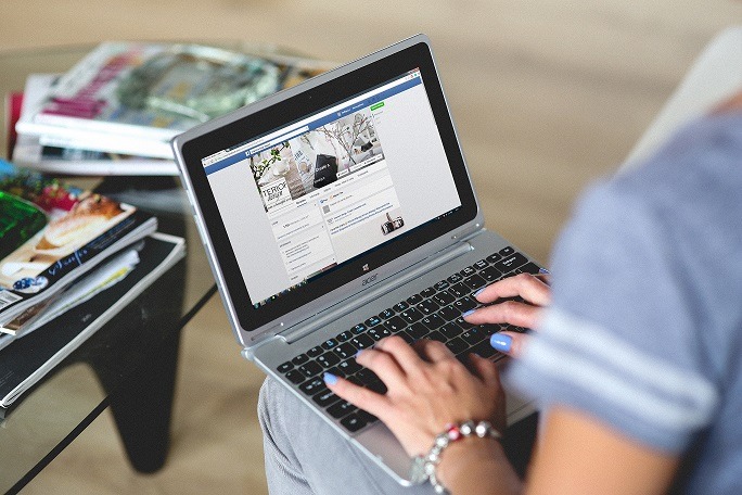 Tinerii români sunt cei mai încrezători din UE că nu sunt expuși dezinformării. Andrei Șerbănoiu, expert social media: „Platformele au interesul să ne țină cât mai mult acolo”