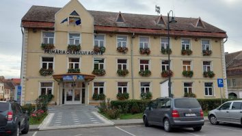 Angajații Primăriei Agnita au voie, o dată pe lună, să spună: „Astăzi nu vreau să fac nimic!”. Primarul le-a amenajat o cameră de relaxare