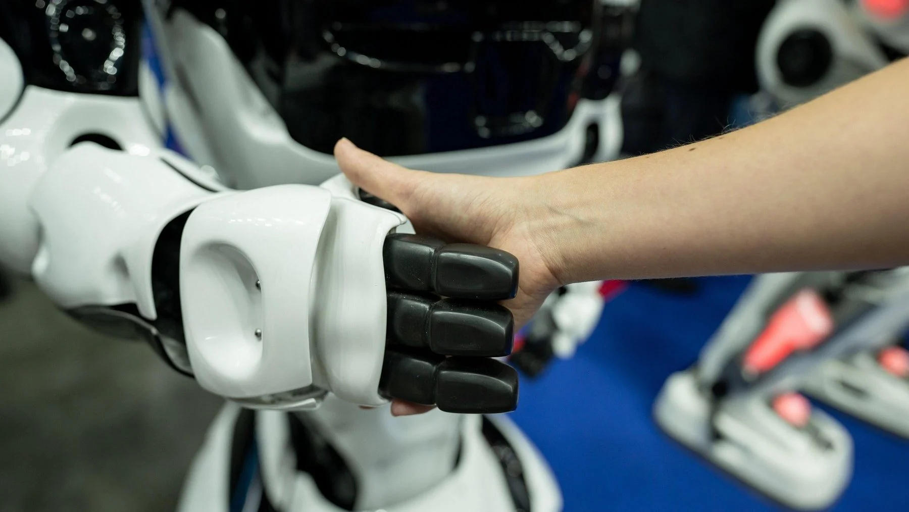 Inteligența Artificială poate fi consultantul tău în shopping. 8 din 10 români nu adaugă nimic în coș până nu folosesc A.I-ul