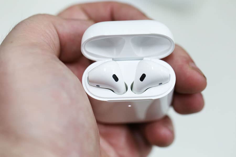 Acum poți să auzi mai bine cu AirPods 2. O actualizare transformă căștile în proteză pentru utilizatorii cu probleme de auz