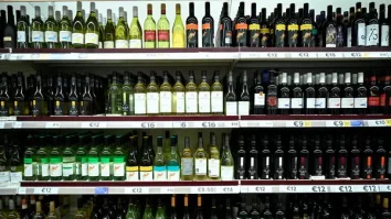 OMS cere etichete de avertizare pe sticlele de alcool din Europa: „Producătorii să expună riscurile legate de cancer”