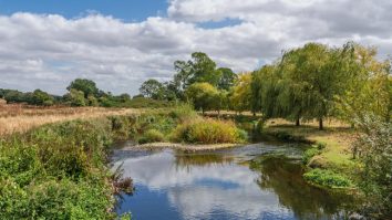 Una dintre cele mai bogate femei din UK a fost amendată pentru că a extras ilegal apă din râul Frome. Cât are de plătit