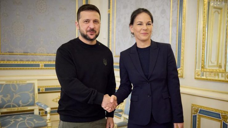 UE s-ar pregăti să cumpere echipament de 700 MILIARDE DE EURO pentru Ucraina. Ministrul german de Externe, Annalena Baerbock: „Un pachet de ajutor care nu a mai existat niciodată la această scară”