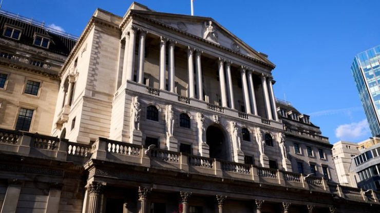 Banca Angliei reduce rata dobânzilor și vine cu o nouă prognoză economică. Ce înseamna asta pentru Marea Britanie