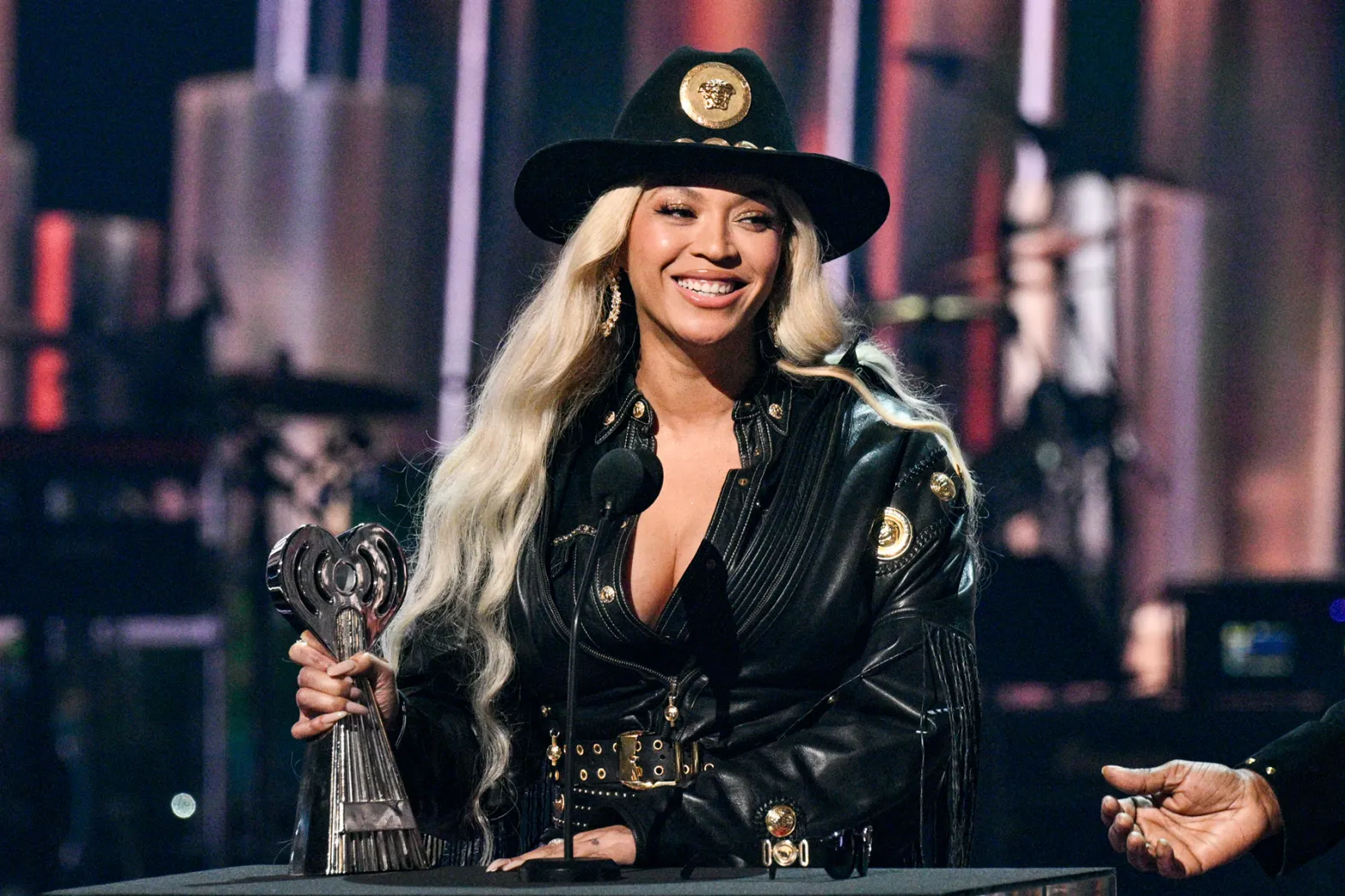 Grammy 2025 ridică o mare întrebare: E anul în care Beyoncé câștigă Albumul Anului? Criticii spun că ar putea fi momentul ei