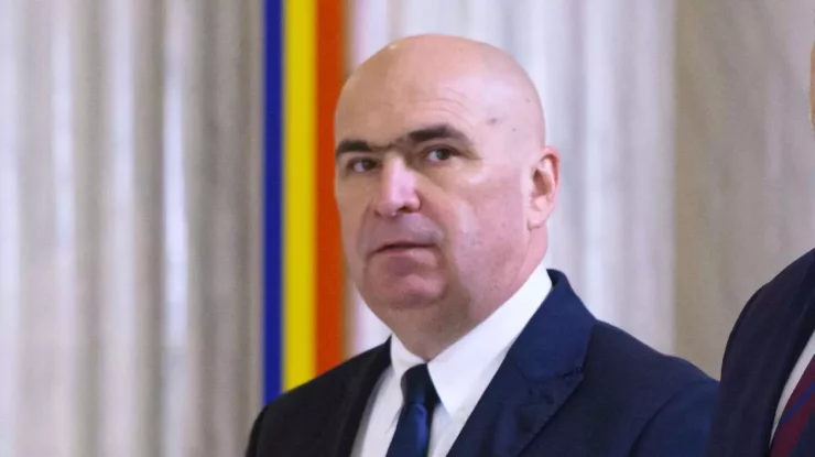 Ilie Bolojan a plecat la Paris cu o cursă de linie pentru întâlnirea cu președintele Macron