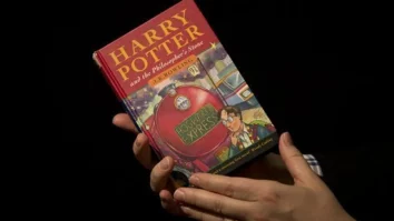 Un exemplar „rar” din ediția princeps a primei cărți din seria „Harry Potter” a fost salvat din gunoi și vândut cu 21.000 de lire