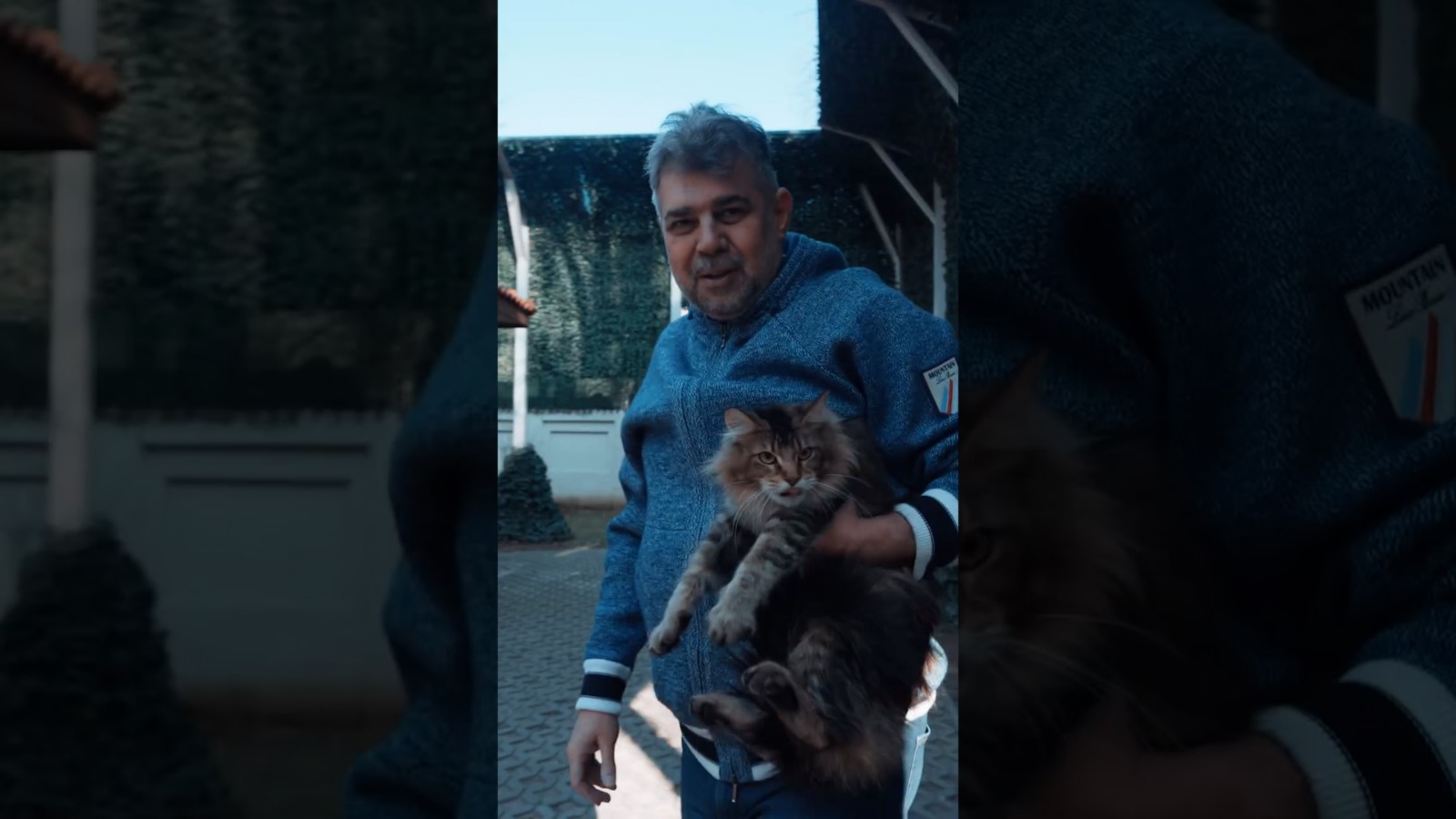 Premierul României le arată pisica
