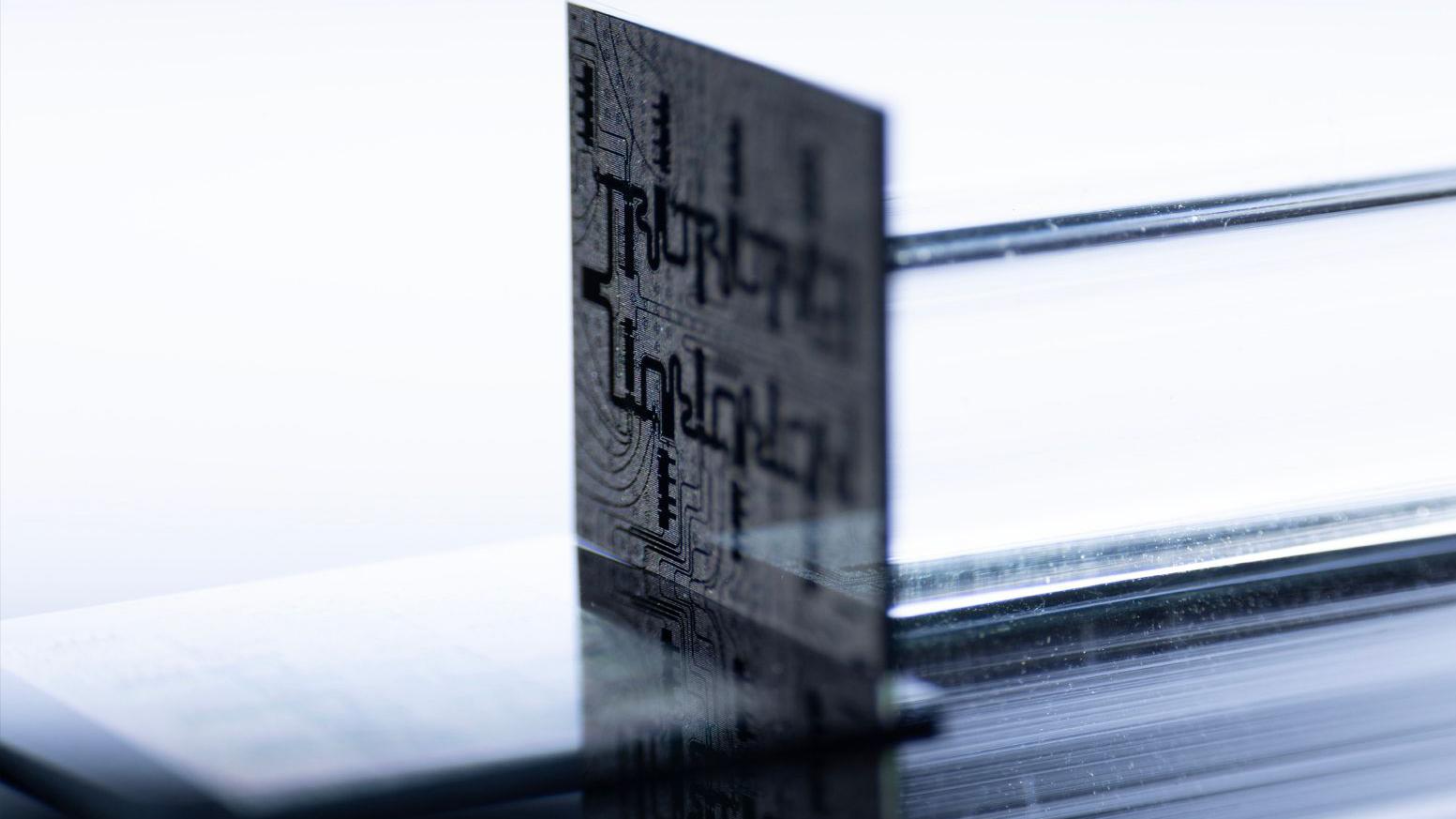 Jeff Bezos se alătură cursei cuantice. Amazon lansează Ocelot, un cip prototip construit pe tehnologia „cat qubit”