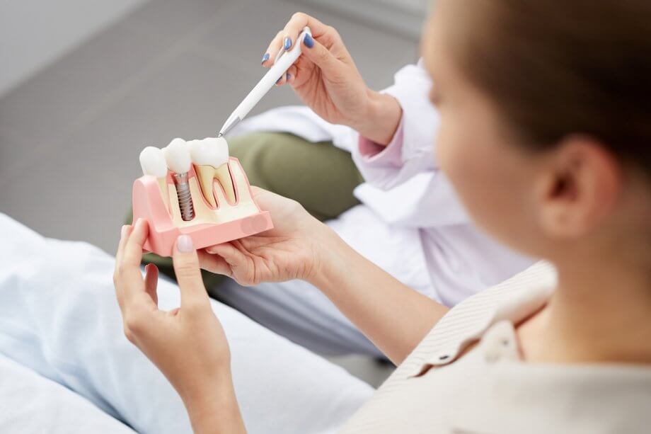 Medicina evoluează. Cum sunt revoluționate implanturile dentare