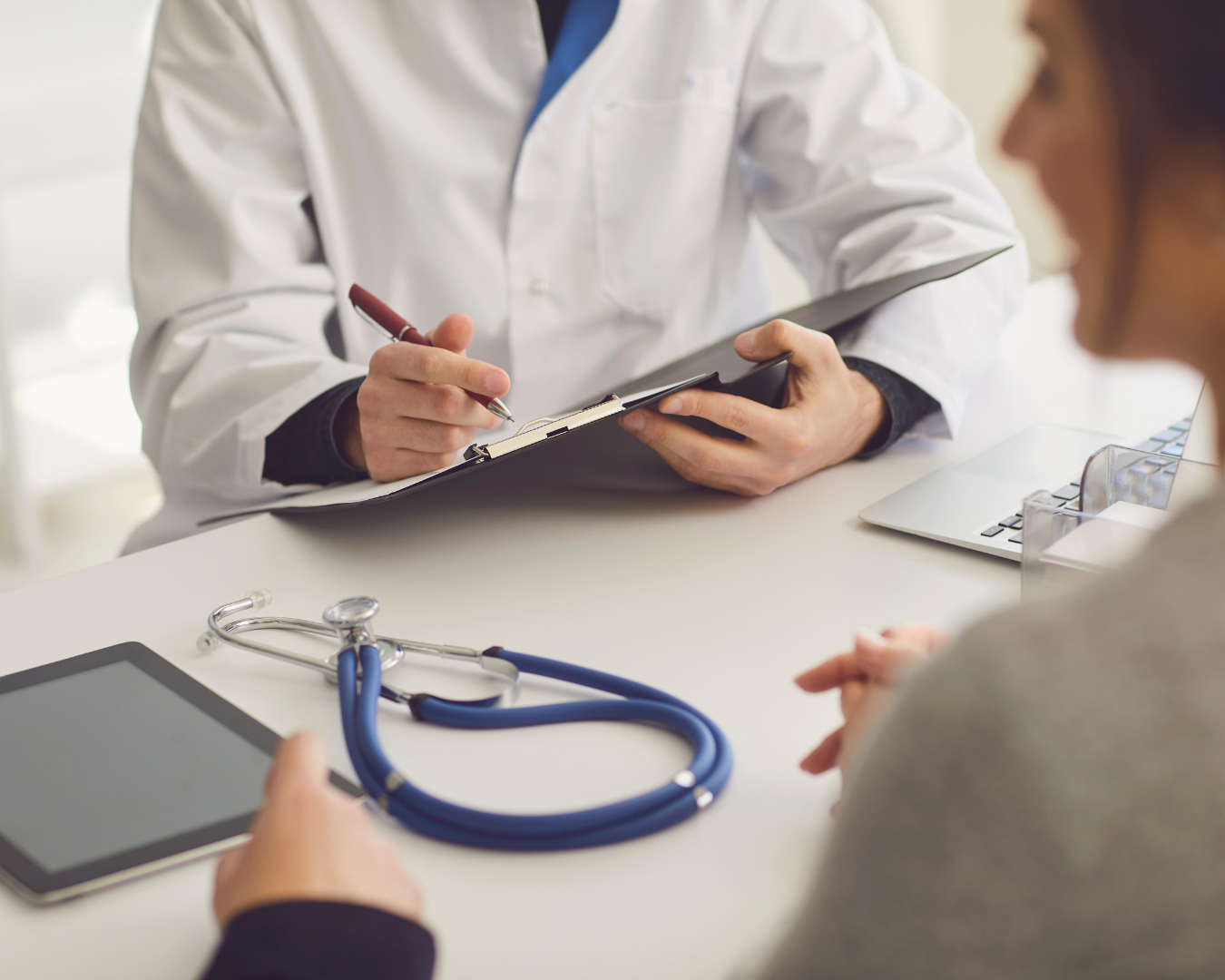 Medicii încep să părăsească clinicile pentru corporații