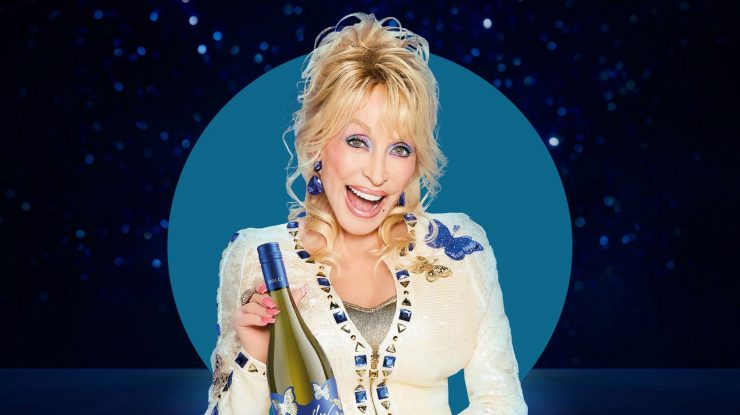 Dolly Parton anunță lansarea unei noi băuturi pinot noir de la Dolly Wines: „Acum îmi place roșul. Ar trebui să-l încercați!”