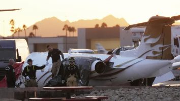 Încă o tragedie aviatică în SUA: Avionul lui Vince Neil, solistul trupei Mötley Crüe, s-a ciocnit de altul pe pista aeroportului din Arizona