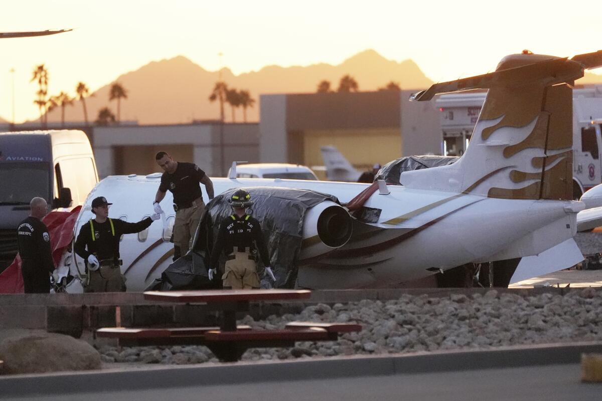 Încă o tragedie aviatică în SUA: Avionul lui Vince Neil, solistul trupei Mötley Crüe, s-a ciocnit de altul pe pista aeroportului din Arizona