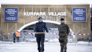 Elvețienii pregătesc măsuri de securitate pentru carnavaluri. La Lucerna sunt folosiți saci de pământ care sunt plini cu confetti