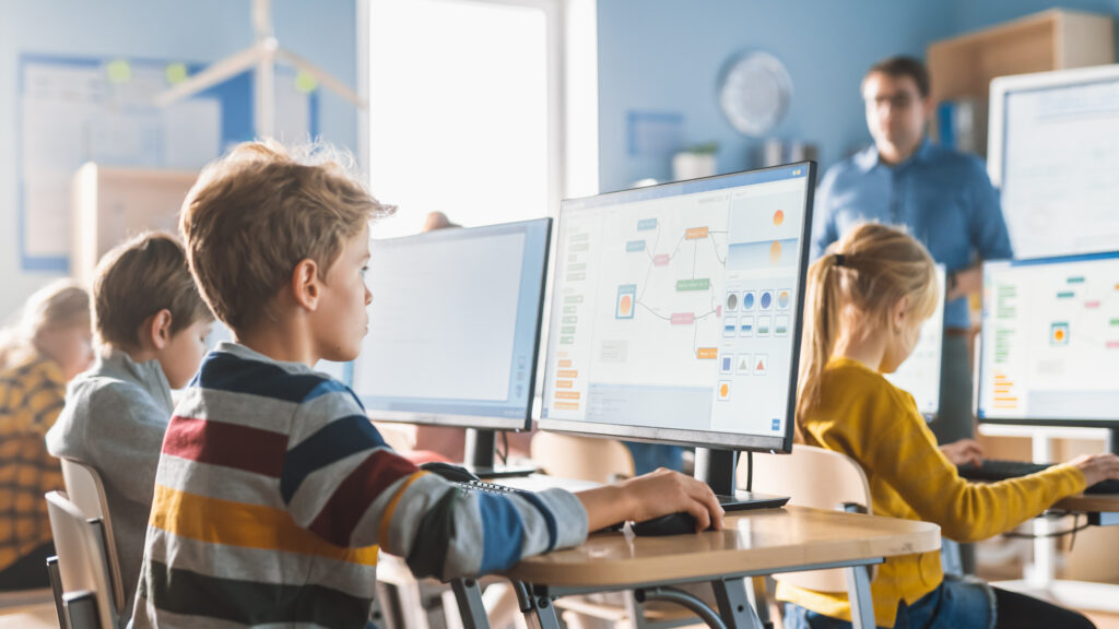 Educația digitală transformă modul în care înveți. Andreea Paul, președinte INACO: „Nu mai este un lux, este necesitatea zilelor noastre”