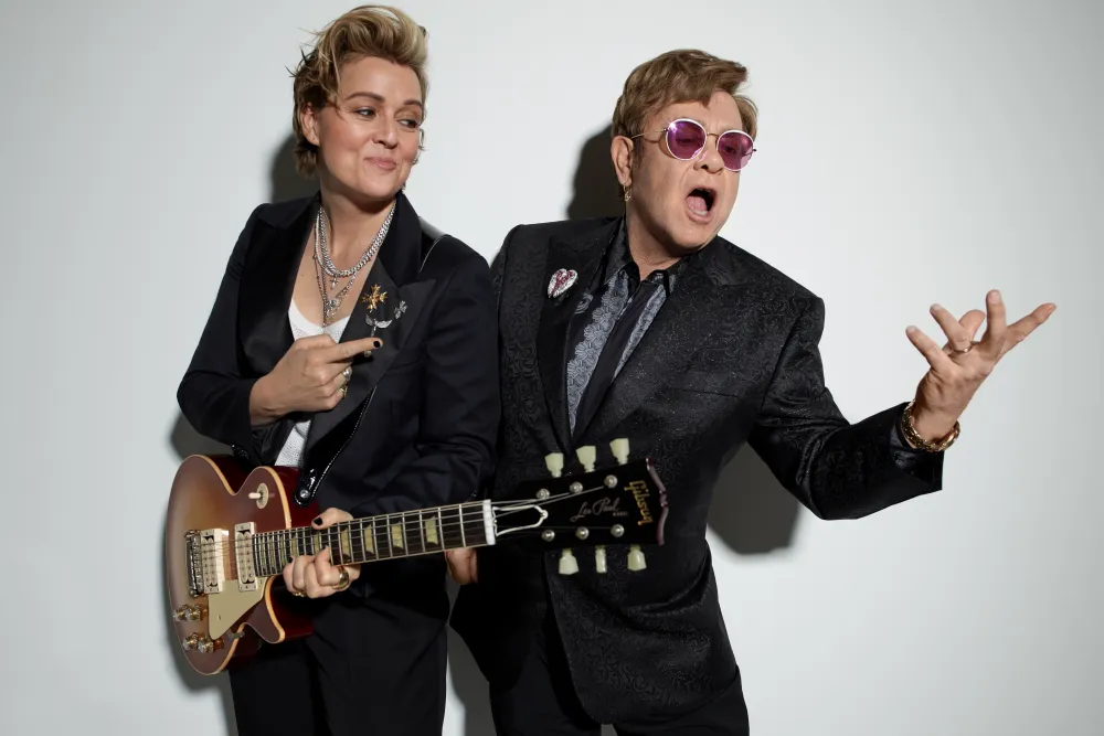 Elton John își surprinde fanii cu un anunț special. Artistul lansează pe 4 aprilie albumul „Who Believes In Angels?”