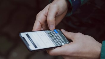 Tinerii Gen Z fug de majuscule: Cum se schimbă limba în era digitală