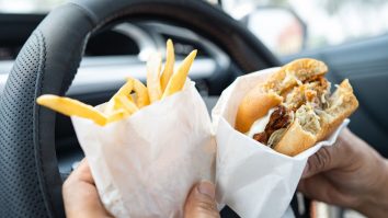 STUDIU. Traficul te face să mănânci mai mult fast-food