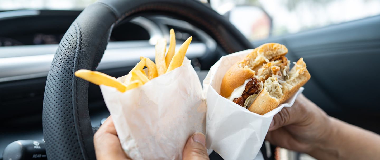 STUDIU. Traficul te face să mănânci mai mult fast-food