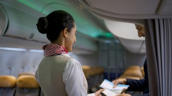 Ce faci pentru poza perfectă: Trei stewardese din Coreea de Sud își riscă cariera și libertatea