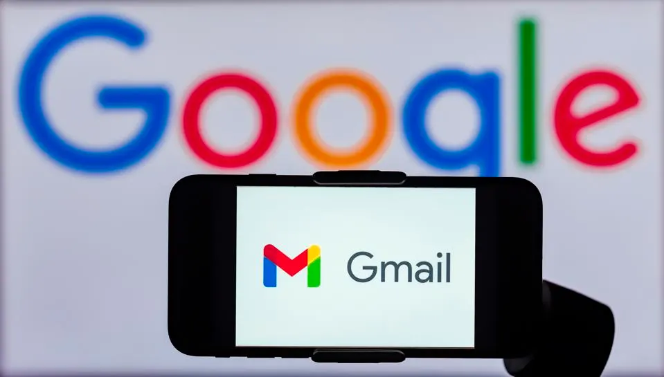 Gmail te ajută să plătești facturile direct din aplicație. Google adaugă o funcție nouă, cu carduri inteligente