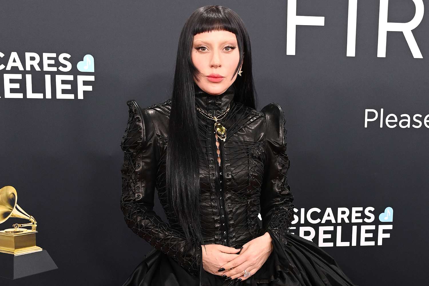 Cine a strălucit la gala Premiilor Grammy? Adrian Oianu, designer vestimentar: „Cel mai interesant moment al modei a fost dat de ținutele de școlari”
