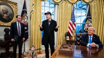 Trump a semnat un ordin executiv prin care obligă agențiile federale să colaboreze cu DOGE, departamentul condus de Elon Musk. Miliardarul e acuzat de „preluarea ostilă” a Guvernului SUA / Musk și-a adus fiul în Biroul Oval