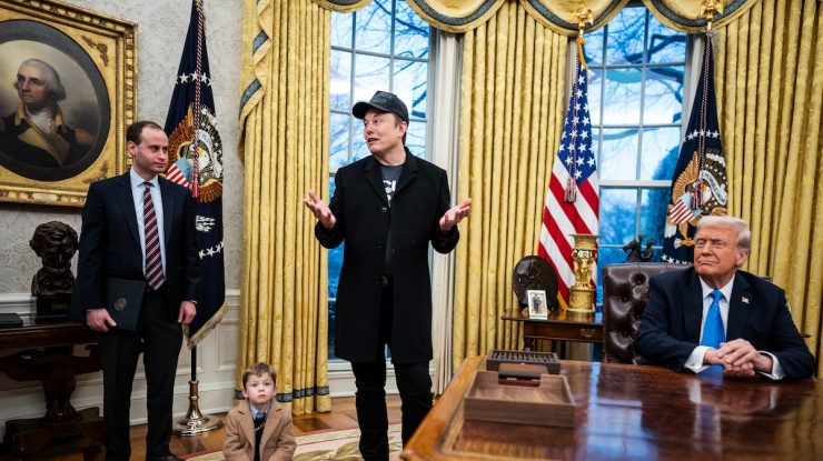Trump a semnat un ordin executiv prin care obligă agențiile federale să colaboreze cu DOGE, departamentul condus de Elon Musk. Miliardarul e acuzat de „preluarea ostilă” a Guvernului SUA / Musk și-a adus fiul în Biroul Oval