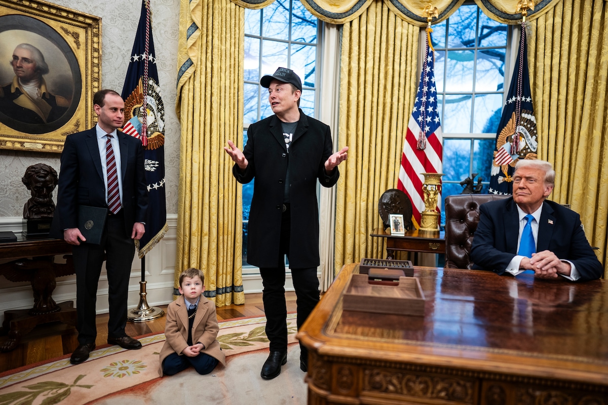 Trump a semnat un ordin executiv prin care obligă agențiile federale să colaboreze cu DOGE, departamentul condus de Elon Musk. Miliardarul e acuzat de „preluarea ostilă” a Guvernului SUA / Musk și-a adus fiul în Biroul Oval