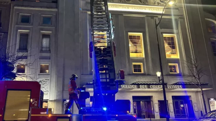 Un incendiu a izbucnit la Teatrul Champs-Élysées. 1.500 de oameni au fost evacuați