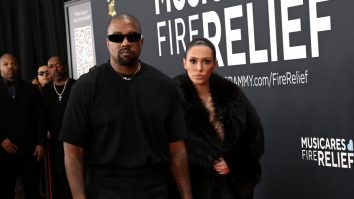 Kanye West a fost dat afară de poliție de la Premiile Grammy după ce și-a adus soția goală pe covorul roșu