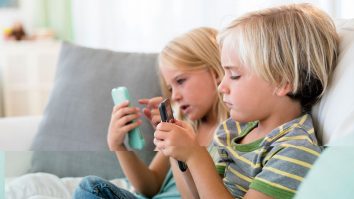 STUDIU. Copiii primesc primul smartphone, în medie, la 8 ani