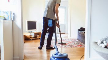 STUDIU. Bărbații însurați fac mai multă treabă în casă decât în trecut