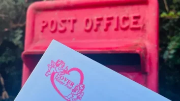 În Anglia există un sat numit „Lover”: În fiecare an, de acolo pleacă mii de scrisori de dragoste către îndrăgostiți din toată lumea