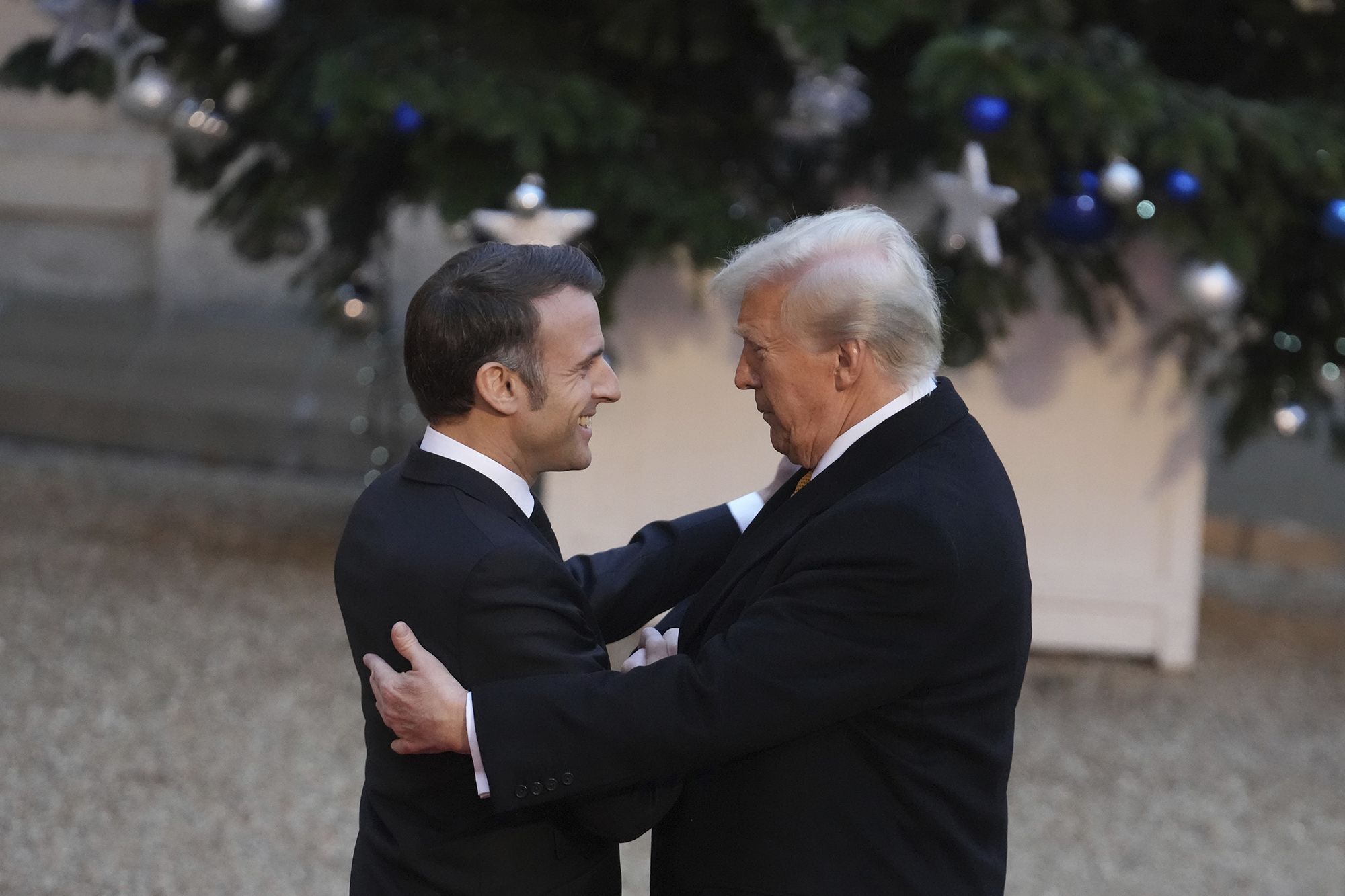 Emmanuel Macron a discutat cu Donald Trump înainte de reuniunea europeană de urgență de la Paris privind Ucraina