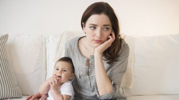 Pe TikTok s-a format o comunitate a femeilor care regretă că au devenit mame: „Copiii nu sunt vinovați că părinții sunt nepregătiți”