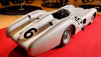 Un Mercedes „streamliner” pilotat de legendele Formulei 1 Stirling Moss și Juan Manuel Fangio a fost vândut la licitație pentru o sumă record