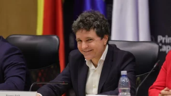 Nicușor Dan o ia pe urmele lui Ciucă și fură startul campaniei electorale. Cât de legal e ce face?