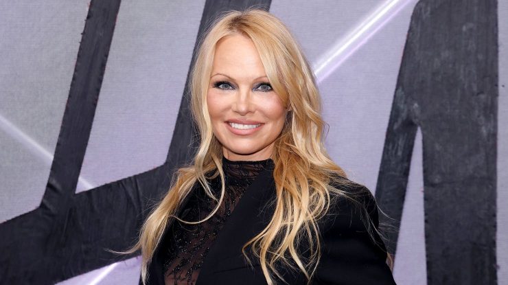 Pamela Anderson recunoaște că a fost plătită de Playboy pentru a participa la petrecerea de ziua lui Donald Trump