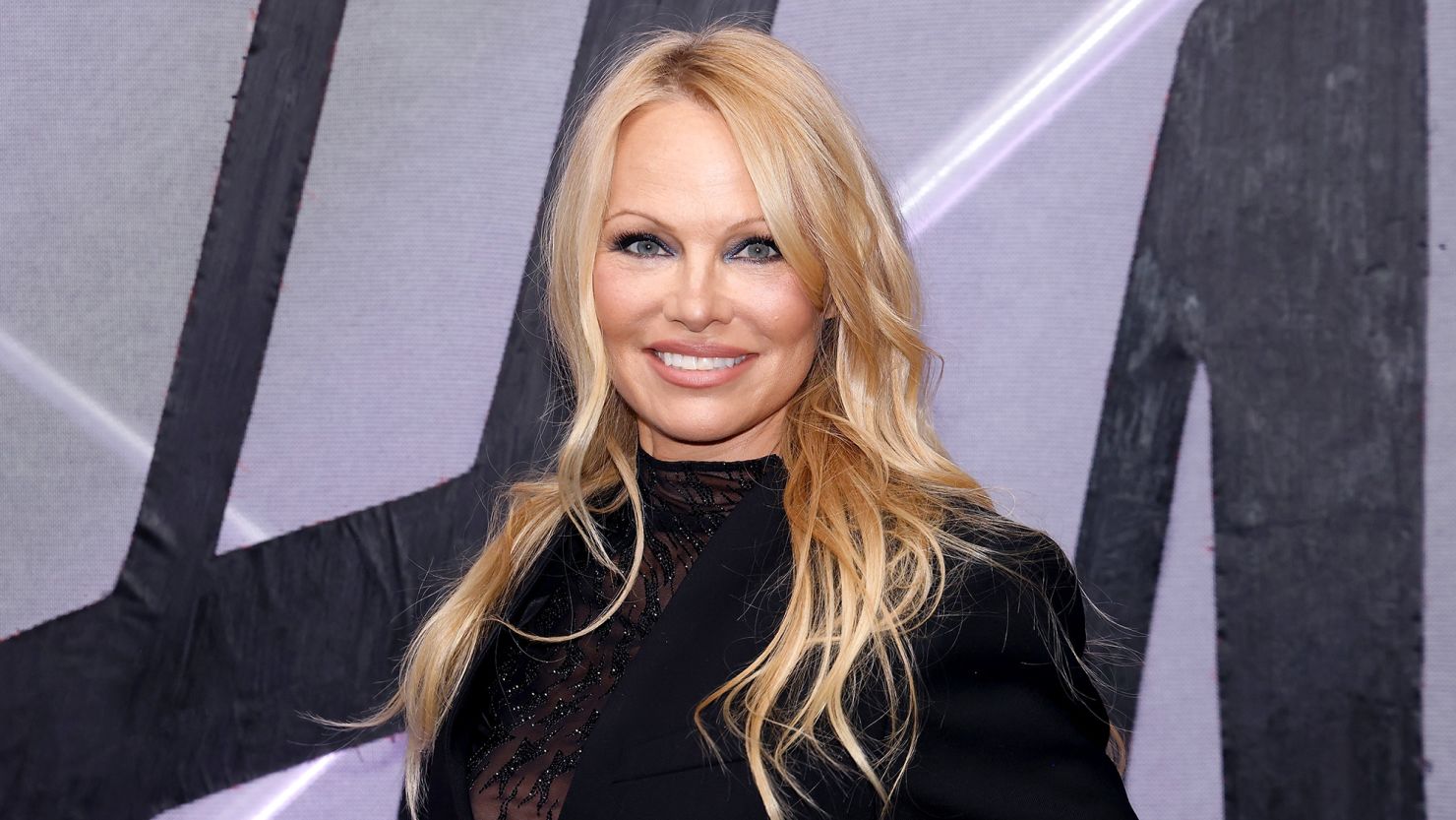 Pamela Anderson recunoaște că a fost plătită de Playboy pentru a participa la petrecerea de ziua lui Donald Trump