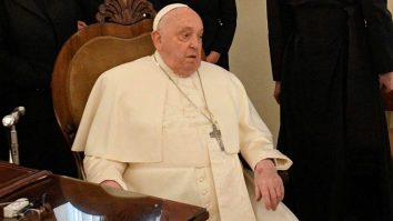 Papa Francisc a fost diagnosticat cu dublă pneumonie și necesită terapie farmacologică suplimentară