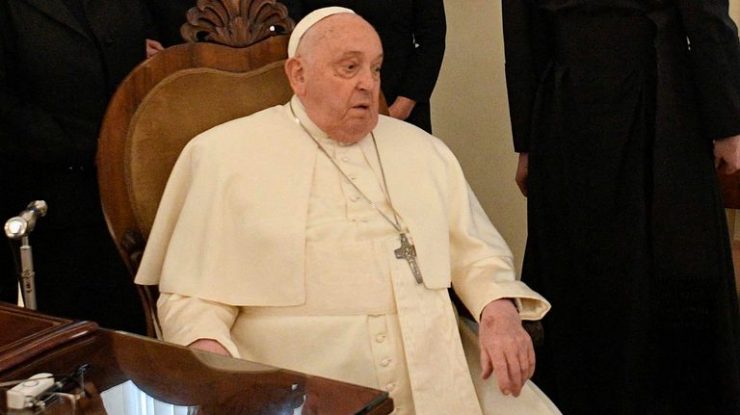 Papa Francisc a fost diagnosticat cu dublă pneumonie și necesită terapie farmacologică suplimentară