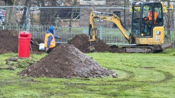 Peste 150 de bombe care datează din al Doilea Război Mondial au fost descoperite sub un loc de joacă pentru copii, în Marea Britanie