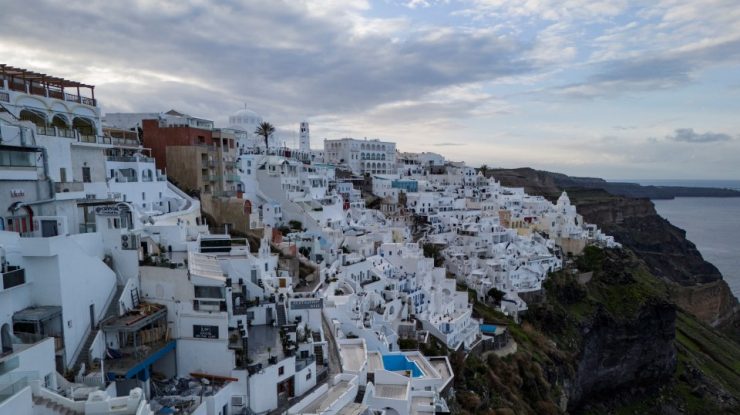 Autoritățile din Grecia declară stare de urgență pe insula Santorini. Peste 12.000 de persoane au părăsit insula