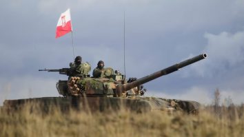 Polonia afirmă că „este cel mai mare cheltuitor militar al NATO” din 2 motive: Pentru a ține America aproape și Rusia la distanță